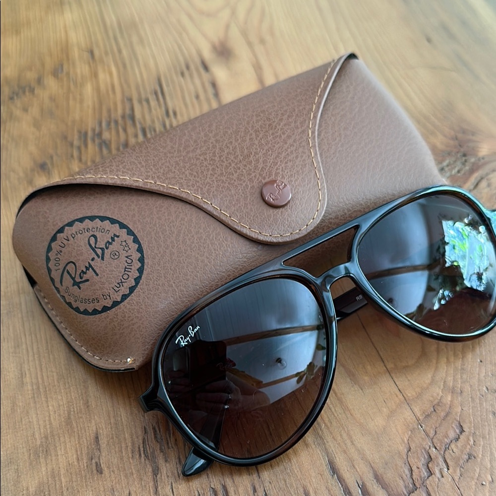 Ray-Ban Black Sunglasses with Tan Case. CATS 5000 Classic Aviators